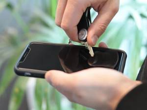 Quad lock Edzett üveg képernyővédő fólia – Google Pixel 6 QUAD LOCK kijelzővédő fólia 3