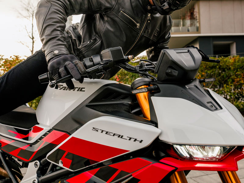 Fantic Fantic Stealth 125 Racing White – A legagresszívabb 125-ös naked motor STREET 10