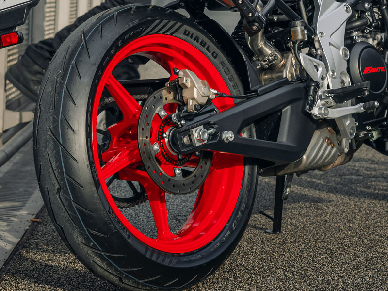 Fantic Fantic Stealth 125 Racing White – A legagresszívabb 125-ös naked motor STREET 14