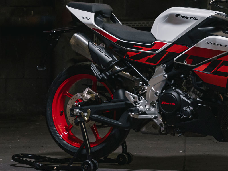 Fantic Fantic Stealth 125 Racing White – A legagresszívabb 125-ös naked motor STREET 8